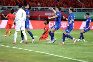 国足上一次正式比赛赢球是去年11月胜泰国，此后4战2负2平
